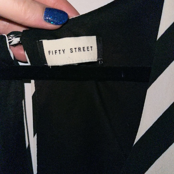 Black & White Flowey chevron print half crop top - Picture 4 of 7